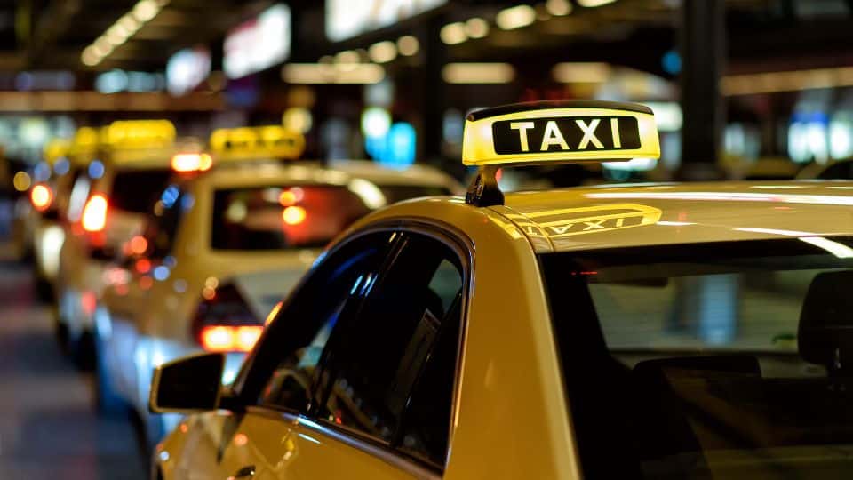 האם עדיף לקחת מונית או רכבת לנתב"ג?